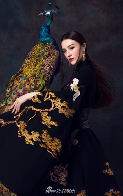 葛天复古写真曝光 长袍加身显霸气女王范儿