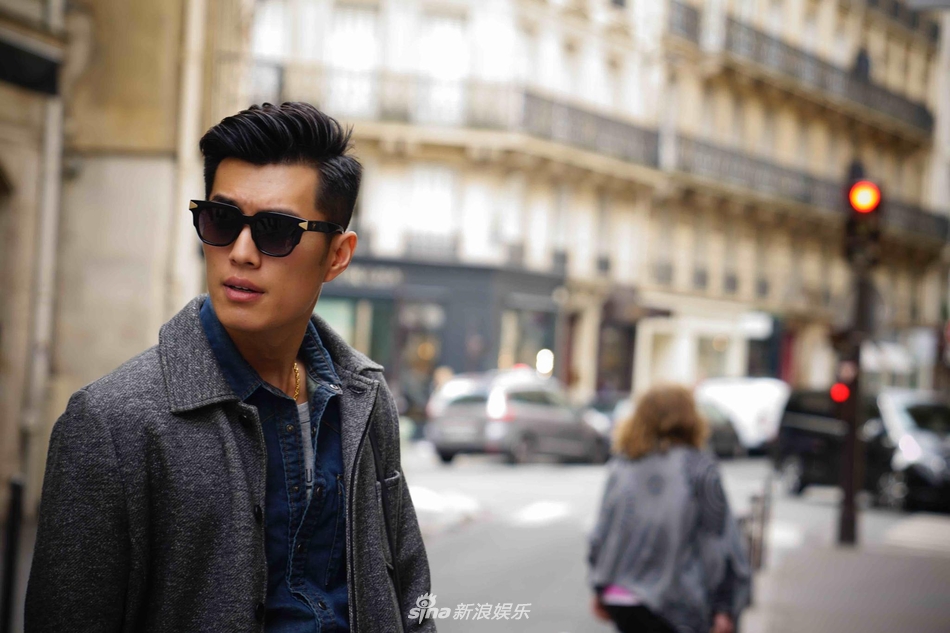 新浪娱乐讯 近日,青年演员周帅曝光了一组巴黎街头写真.