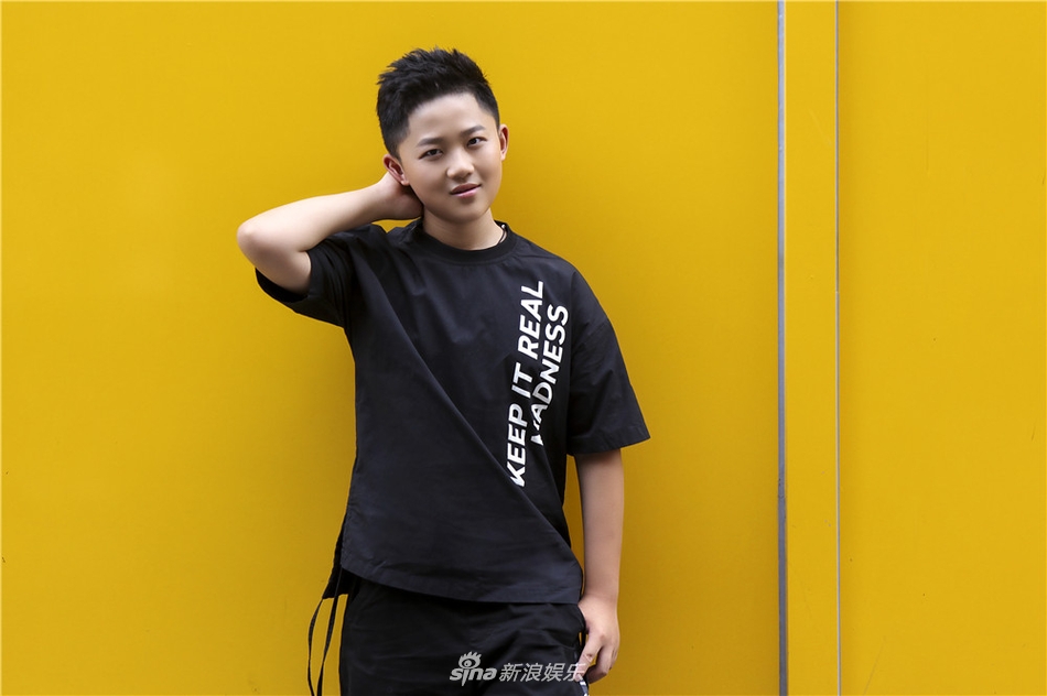 组图:紫薇儿子初长成 贾云哲休闲街拍曝光_高清图集_新浪网