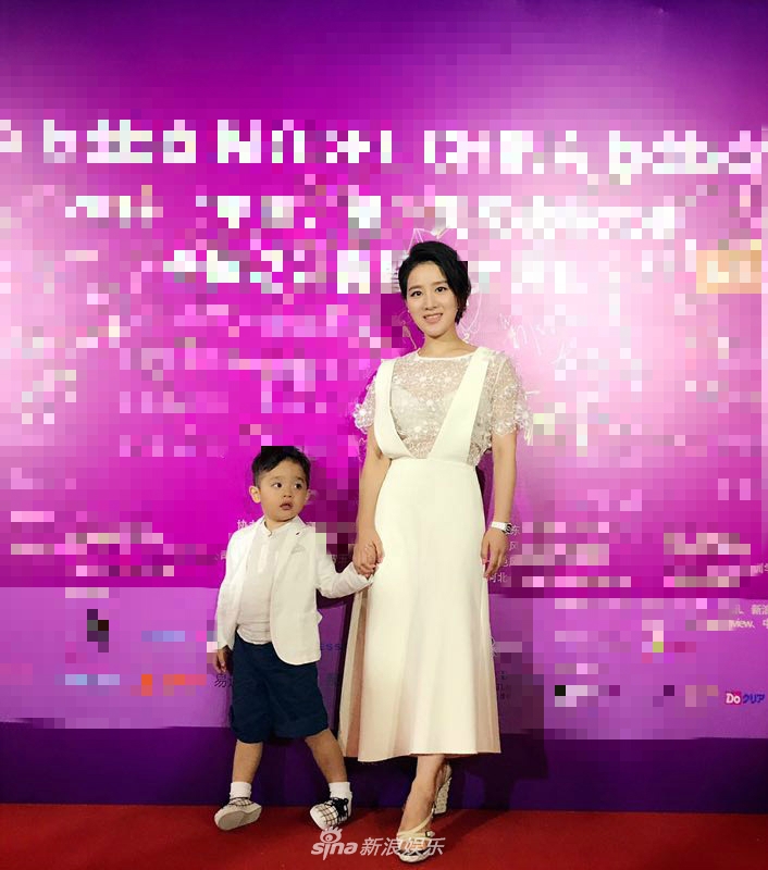 组图:"小元宝"王梓获大奖 辣妈王碧儿超自豪