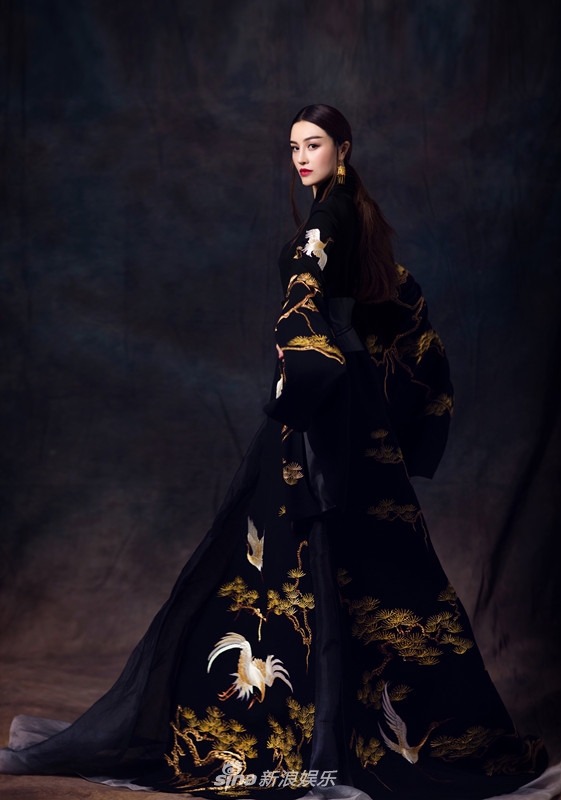 组图:葛天复古写真曝光 长袍加身显霸气女王范儿