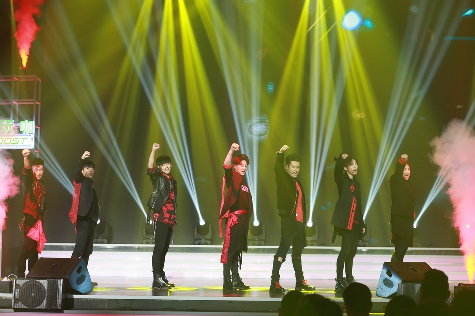 x玖少年团亚洲新歌榜开场表演 劲歌热舞现场火爆