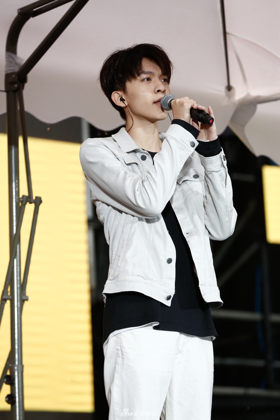 组图:快男赵英博深情献唱《从此以后》 雨中尽显忧郁气质_高清图集