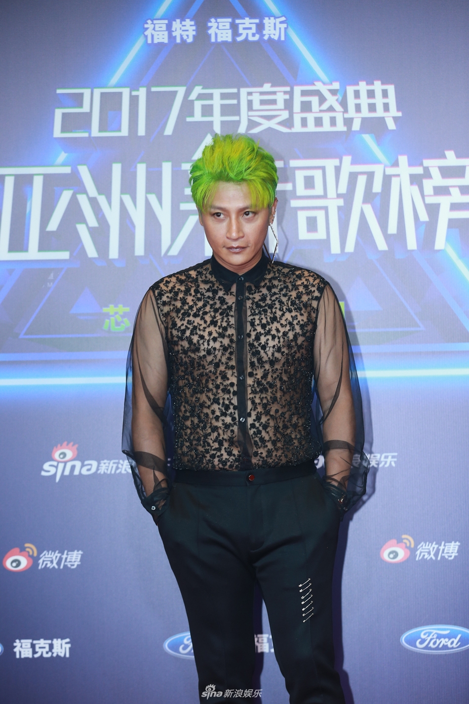 组图:46岁陈志朋顶"绿帽"变妖男 透视装大胆秀肉背