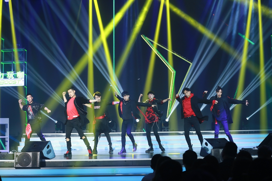 x玖少年团亚洲新歌榜开场表演 劲歌热舞现场火爆