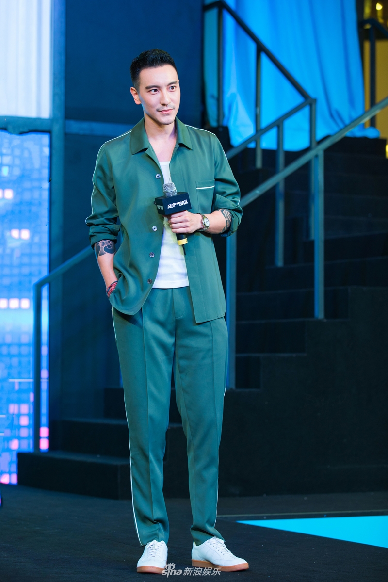 组图:型男王阳明初秋新look 演绎性感慵懒睡衣风