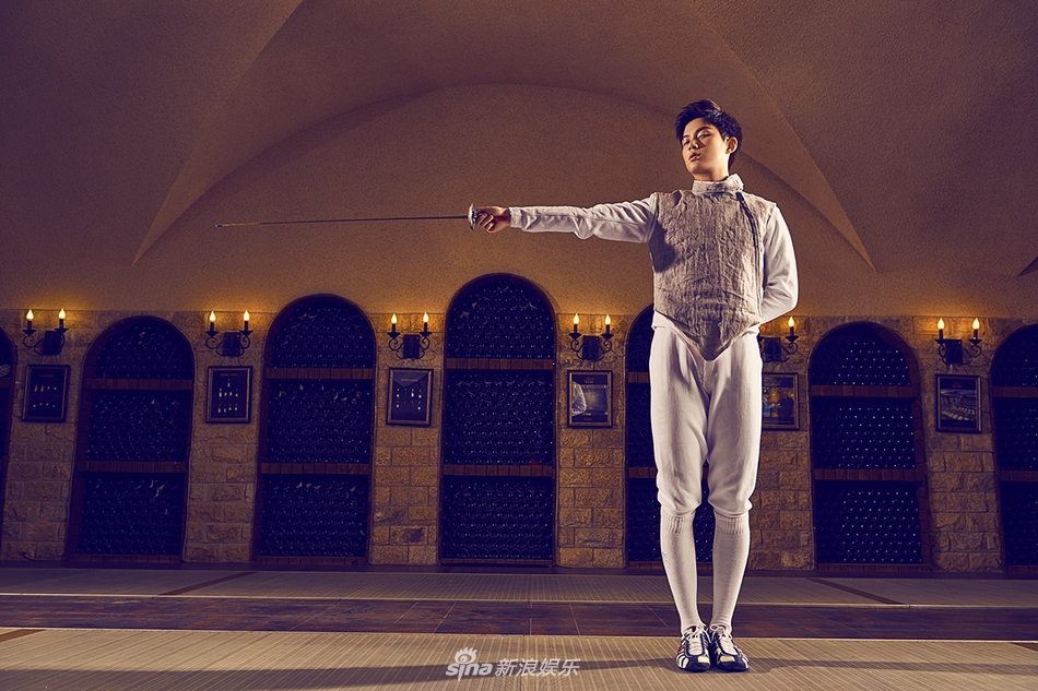 组图:董力击剑写真曝光 气场强大眼神凌厉超吸睛