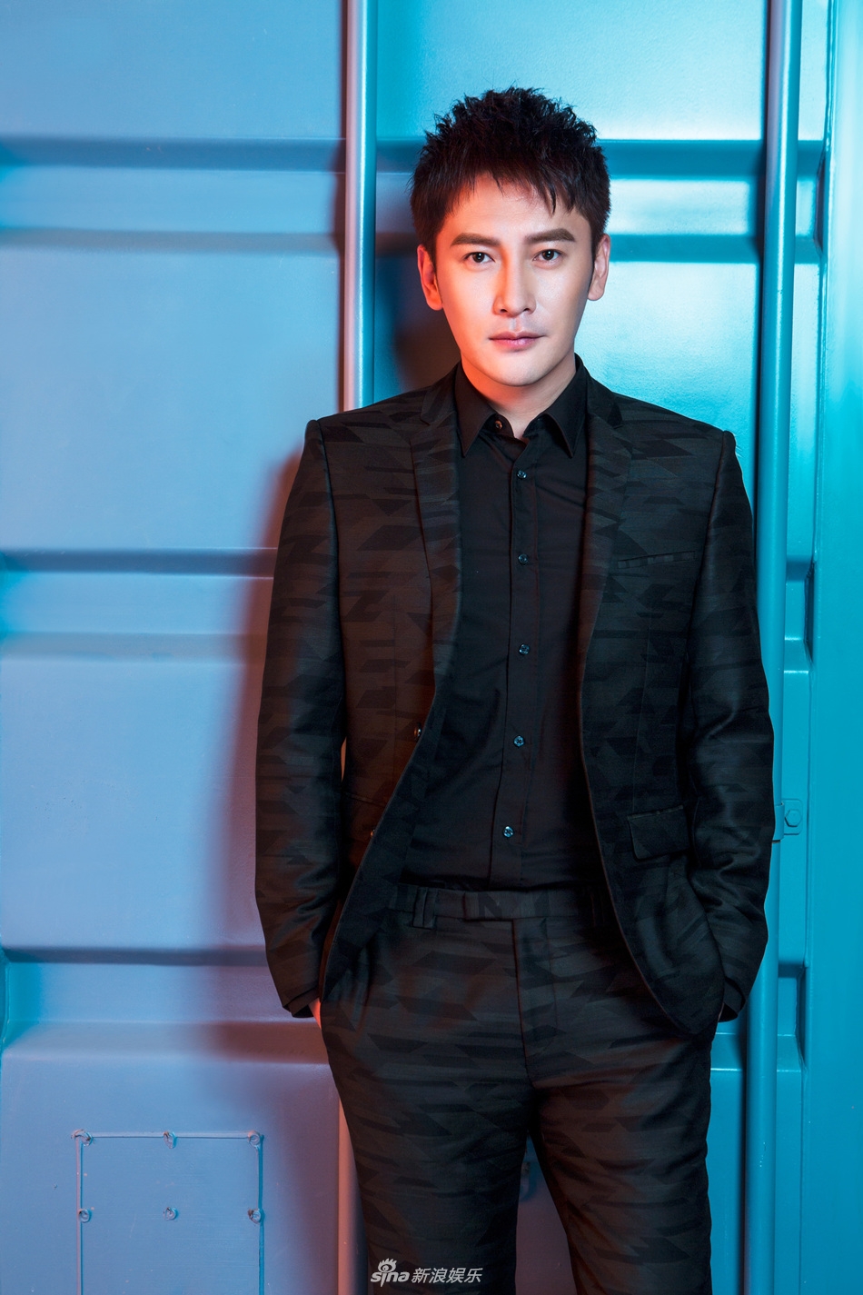 王梓权曝西装写真大片 型男帅气眼神撩人
