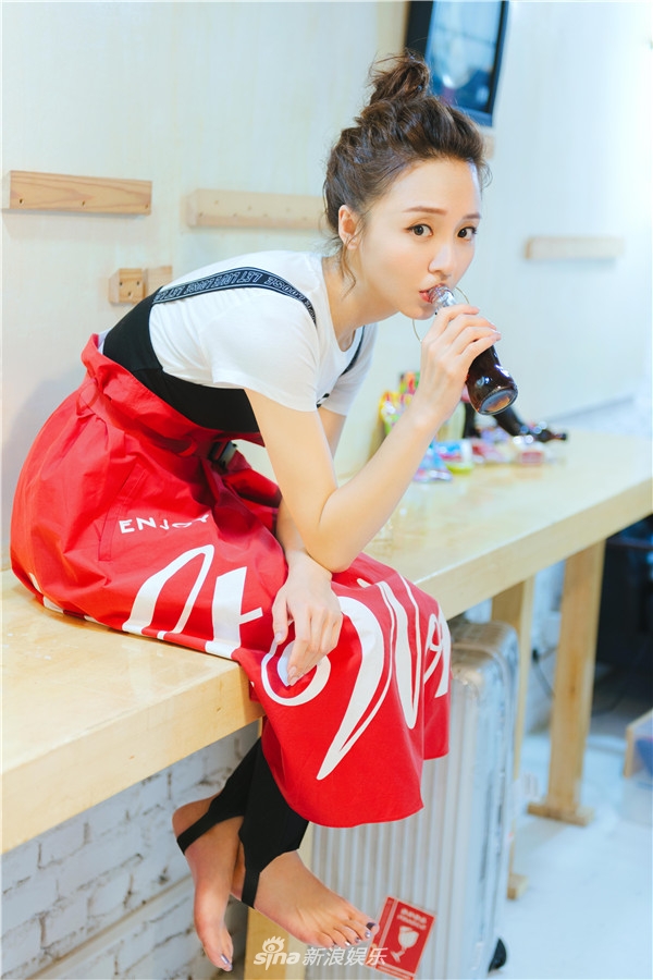 组图:鬼马精灵!刘婧化身吃货小妹尽显灵动俏皮