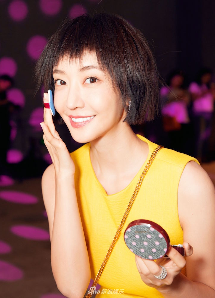 组图:姜尘亮相时尚活动 清新黄裙显调皮俏丽