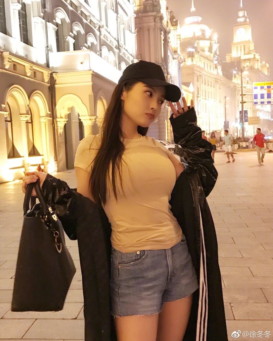 组图:大嫂徐冬冬外滩嘚瑟秀身材 就是很傲人