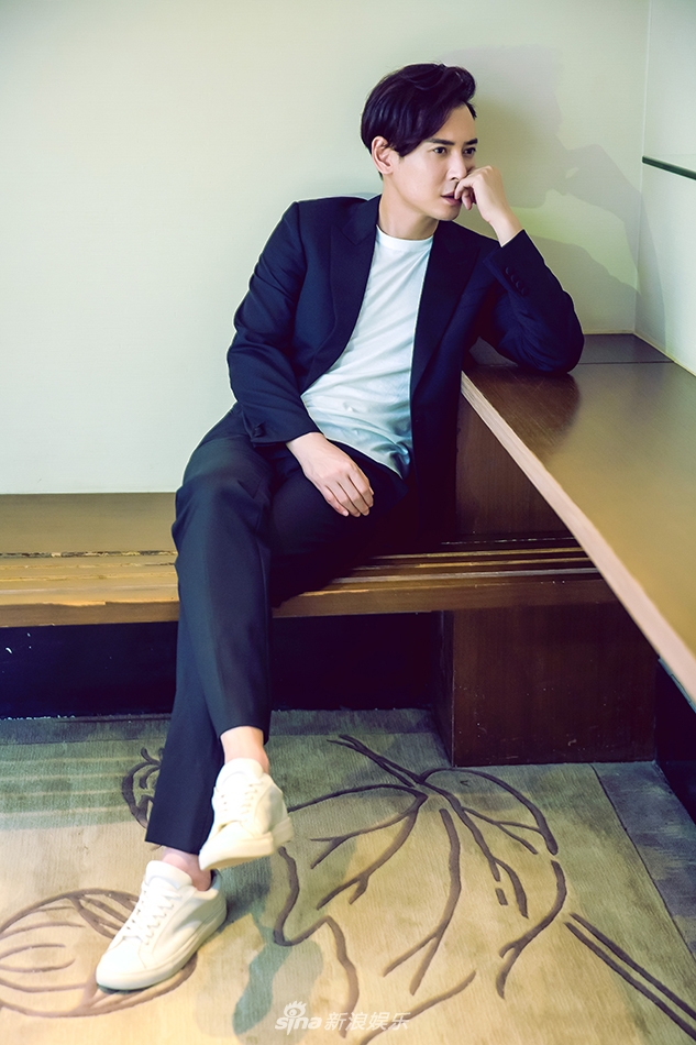 组图:韩栋气质沉稳展绅士风度 目光凌厉气场十足