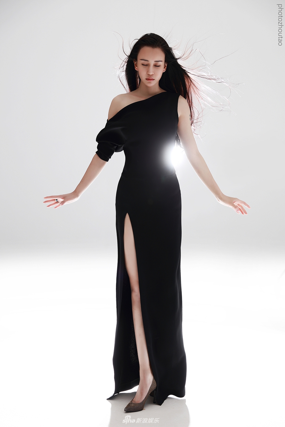 组图:柔软度get!母其弥雅玩转肢体帅气俏皮