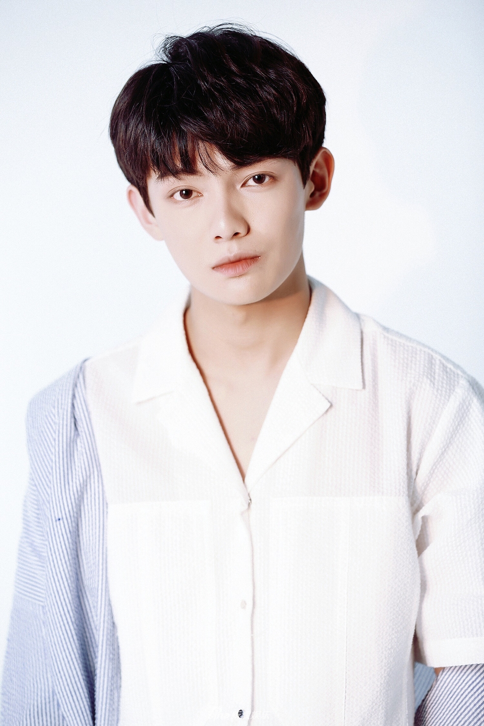 组图:李逸男曝文艺写真 戏里戏外演绎双面少年_高清图集_新浪网