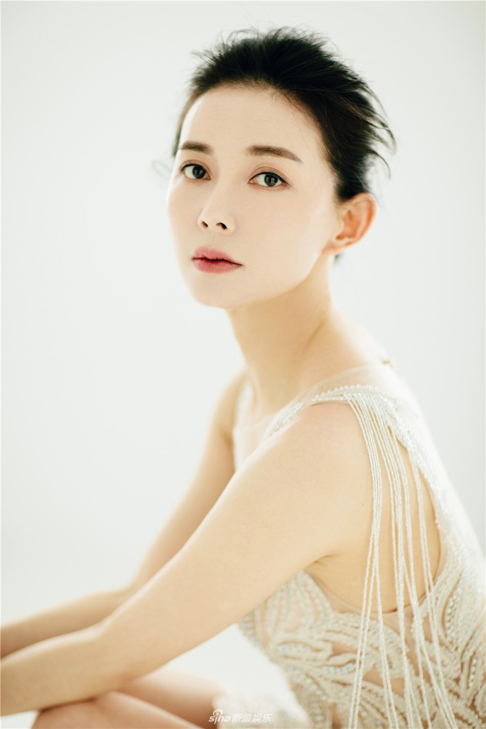 大片中,刘敏妆容精致,身着不同服饰演绎百变风格,帅气冷酷的神情,高傲