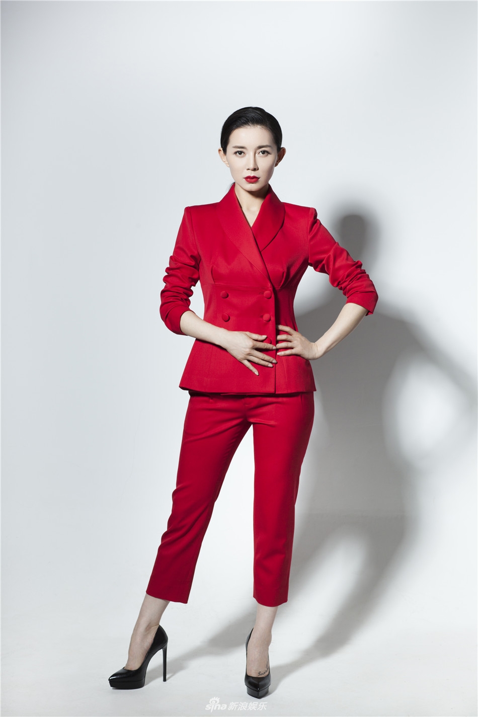 新浪娱乐讯 今天生日的演员刘敏曝光了一组杂志大片.