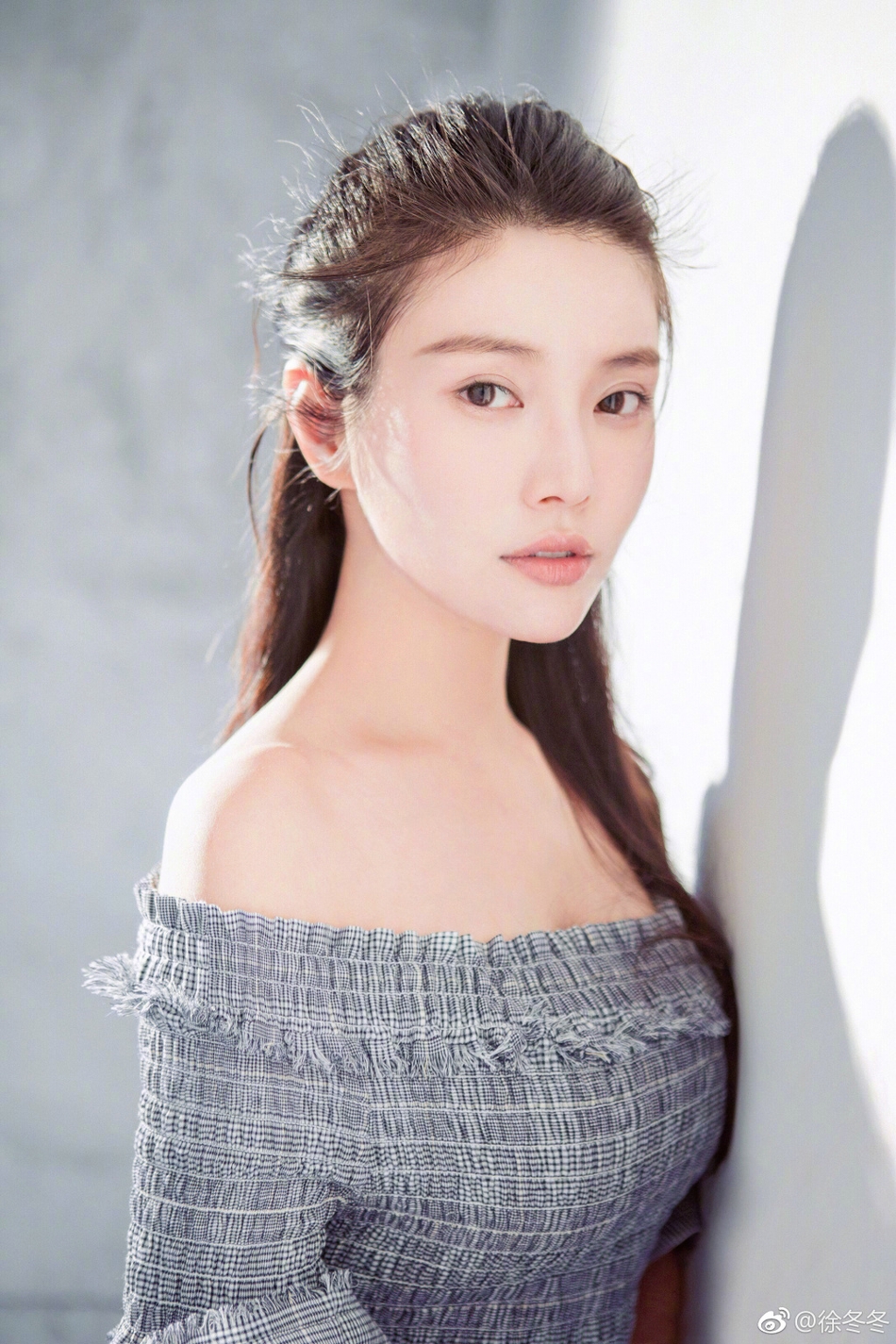 写真中,徐冬冬一改以往的性感路线,封胸出镜变身小仙女,一展素净之美.