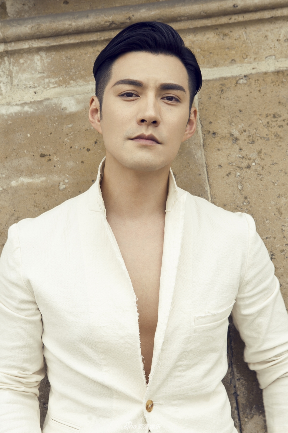 新浪娱乐讯 时值七夕,宽溪夫妇以法国卢浮宫为背景,拍摄甜蜜写真大片