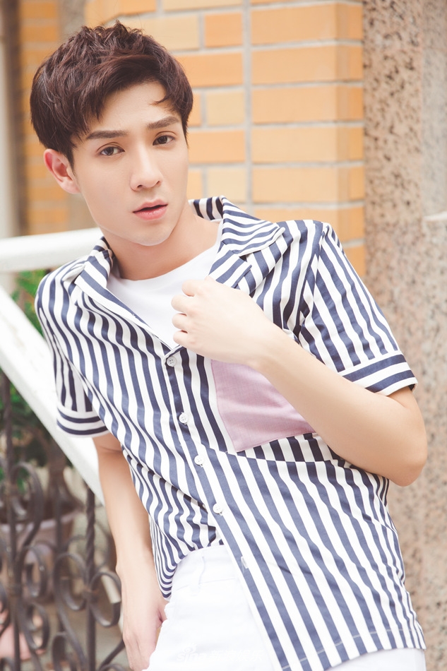 组图:秦亦铭曝青春活力写真 眼神清澈明亮有力