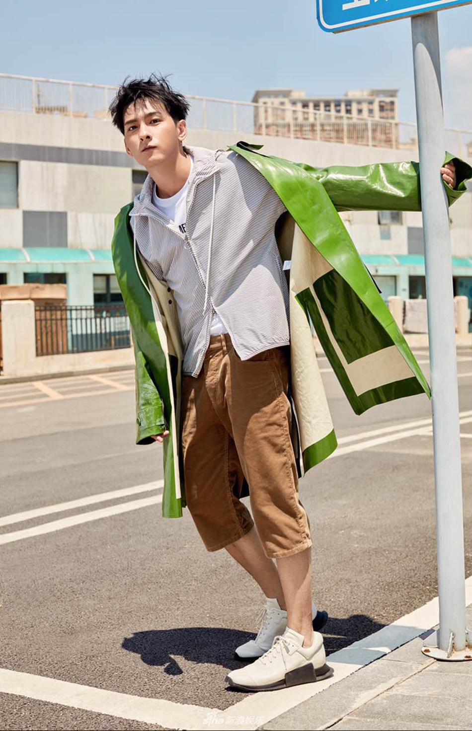 冷俊小生向皓时尚街拍 初秋混搭尽显独特气质