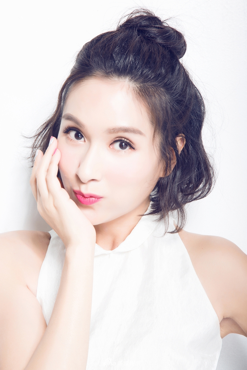 组图:杨恭如曝初秋休闲大片 嘟嘴卖萌俏皮如少女