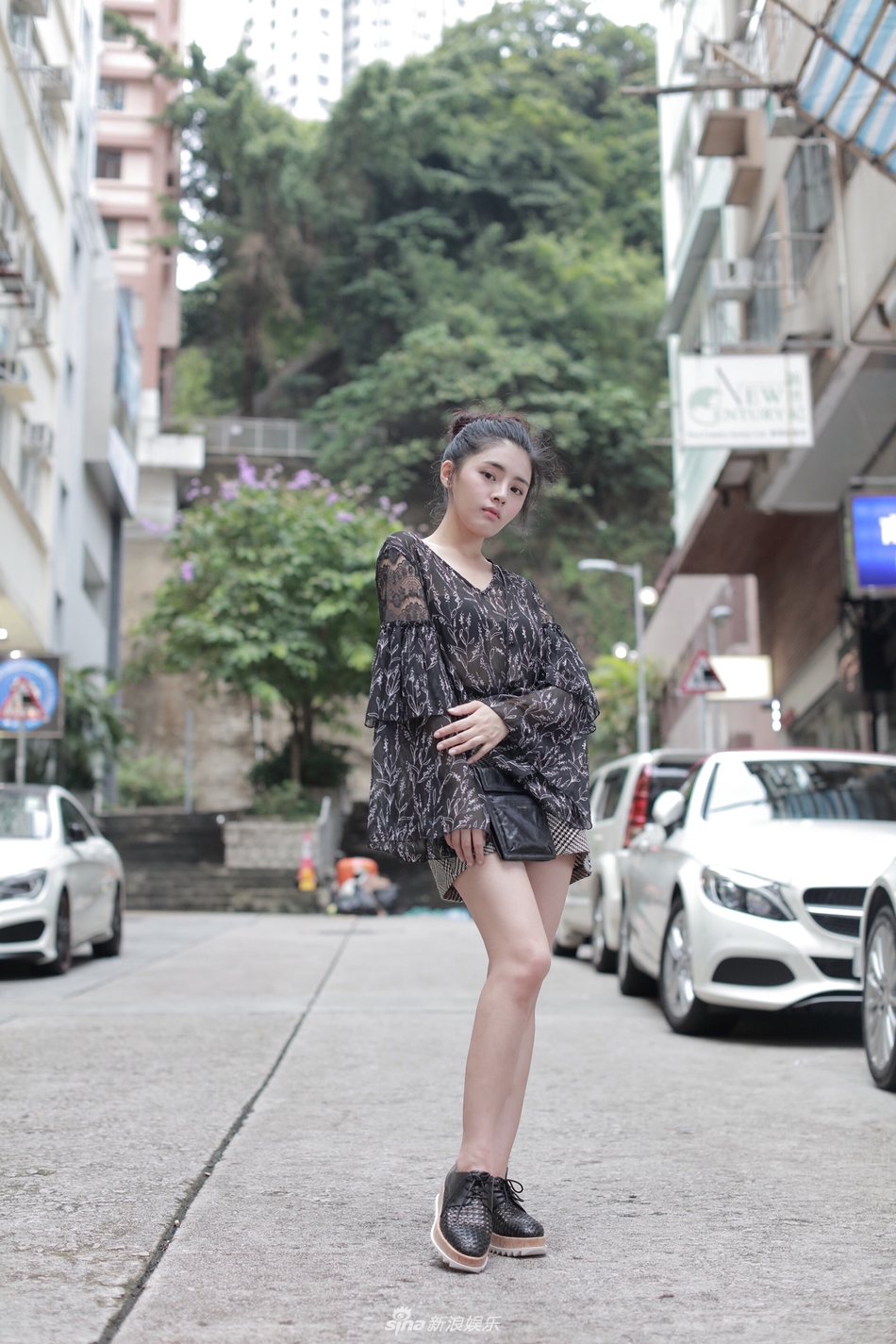 组图:许雅婷曝清新街拍大片 游走在街角的明朗少女