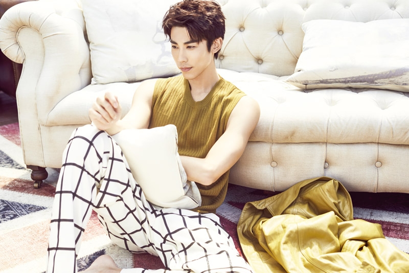 组图:冉旭曝初秋暖阳写真 演绎完美侧颜杀