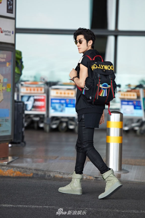 组图:李治廷酷帅时尚写真曝光 诠释初秋型男潮搭