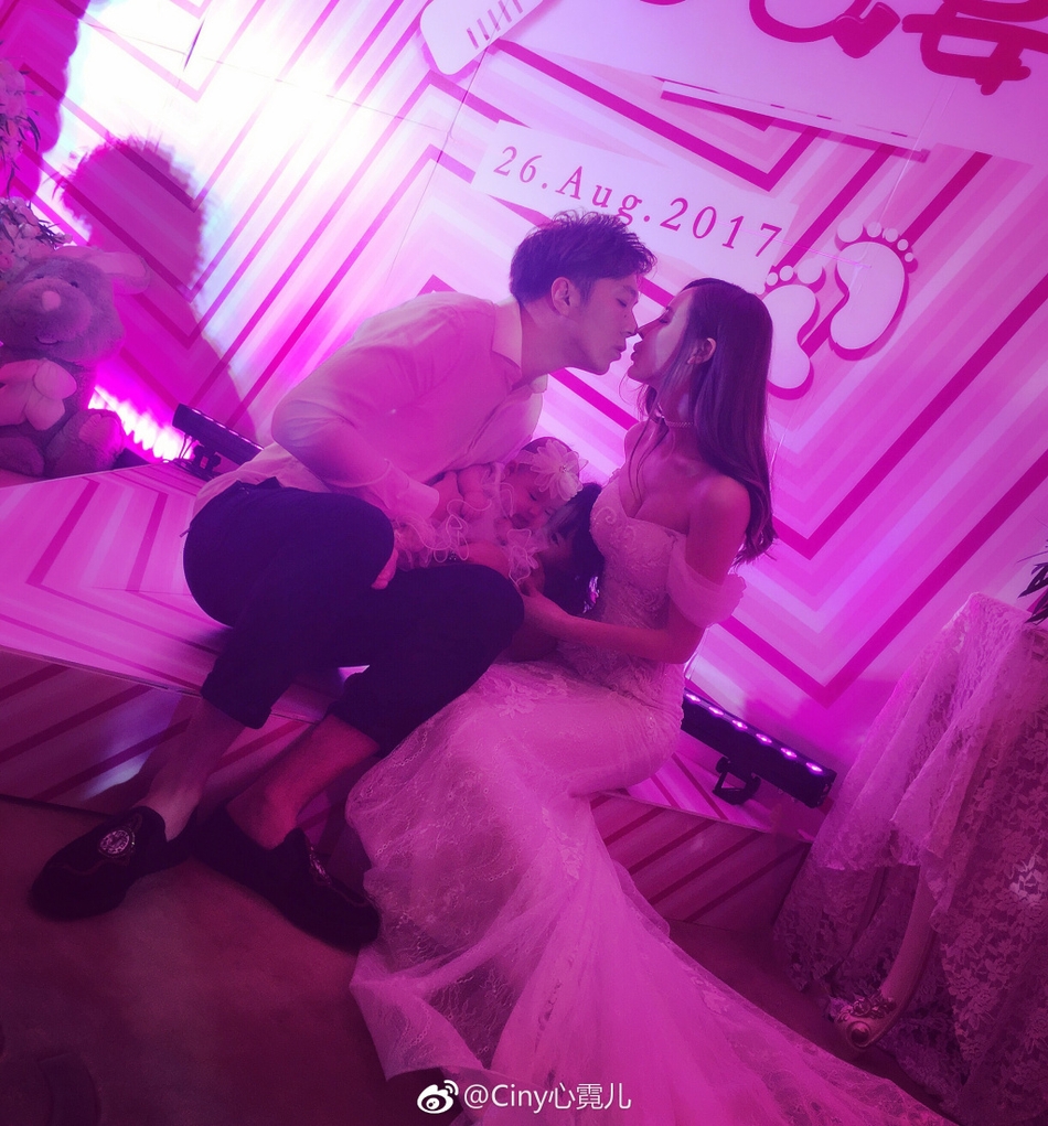 组图:网红心霓儿二胎百日宴 众闺蜜到贺现场似"蛇精洞"