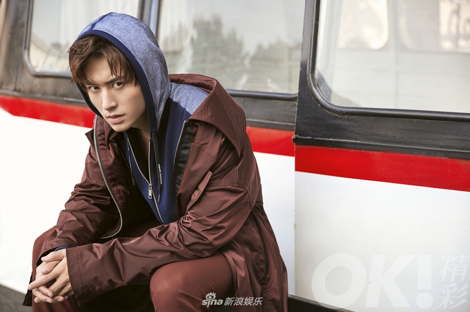 张哲瀚最新杂志大片曝光 演绎早秋时髦风范