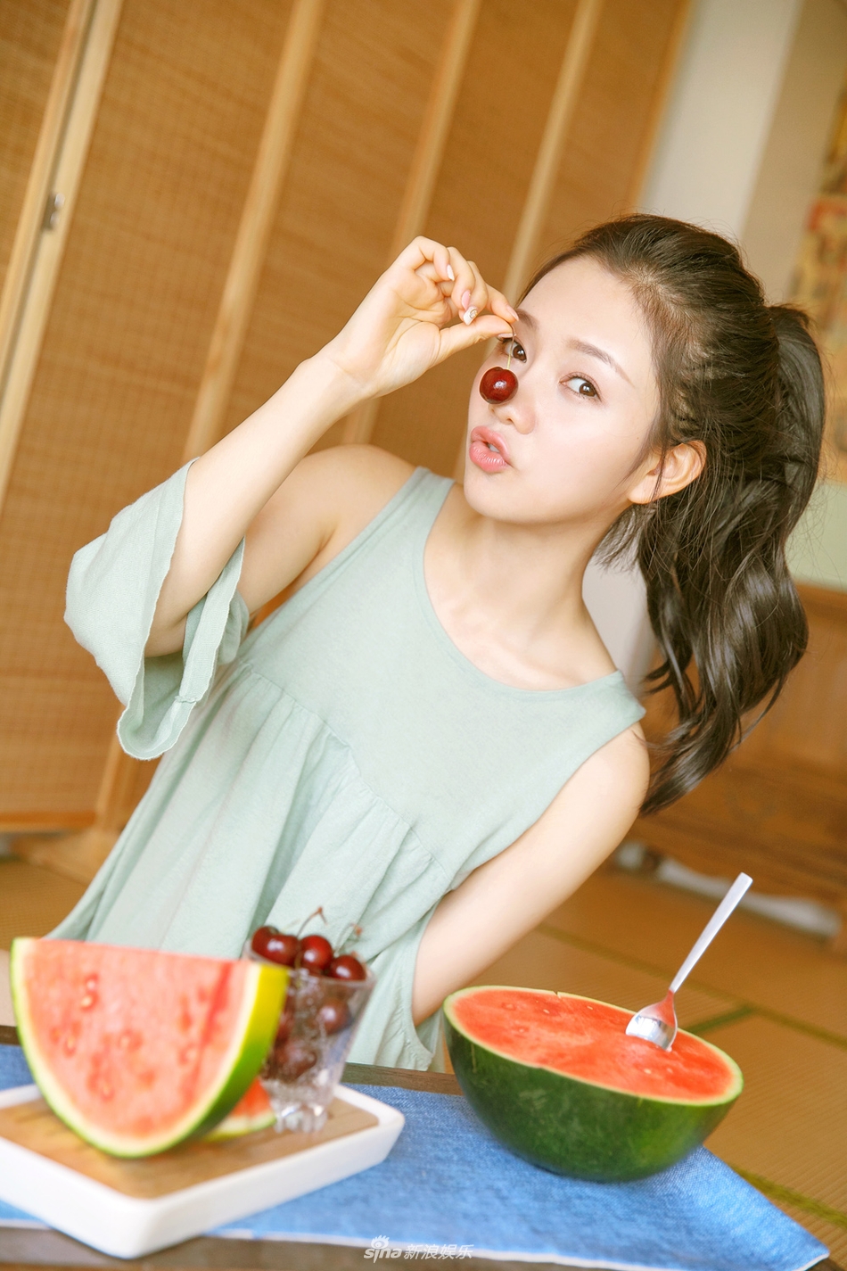 组图陈娅安清新写真曝光正能量偶像获封元气小姐姐