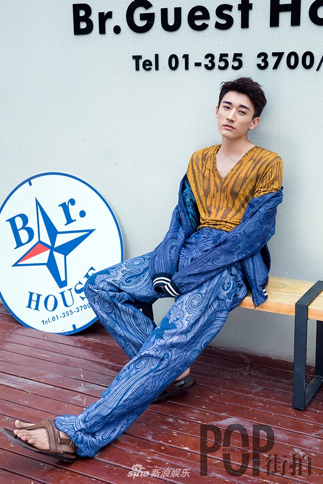 组图:刘学义街拍尽显十足荷尔蒙 造型多变潮范儿足