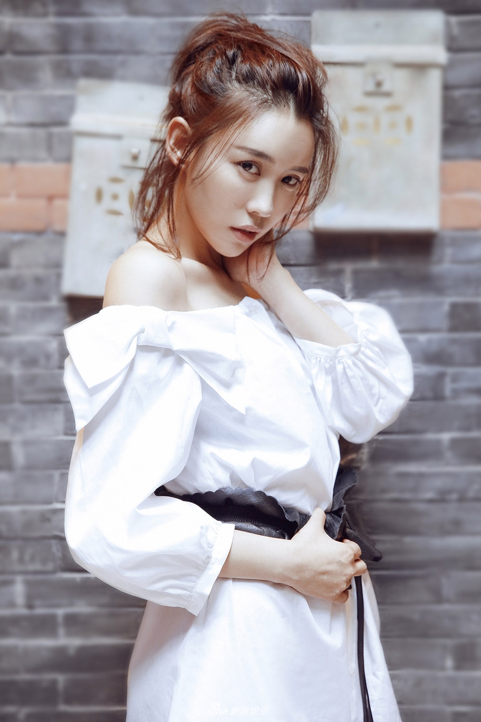 组图:施予斐一字肩甜美写真曝光 身姿婀娜女神范儿十足