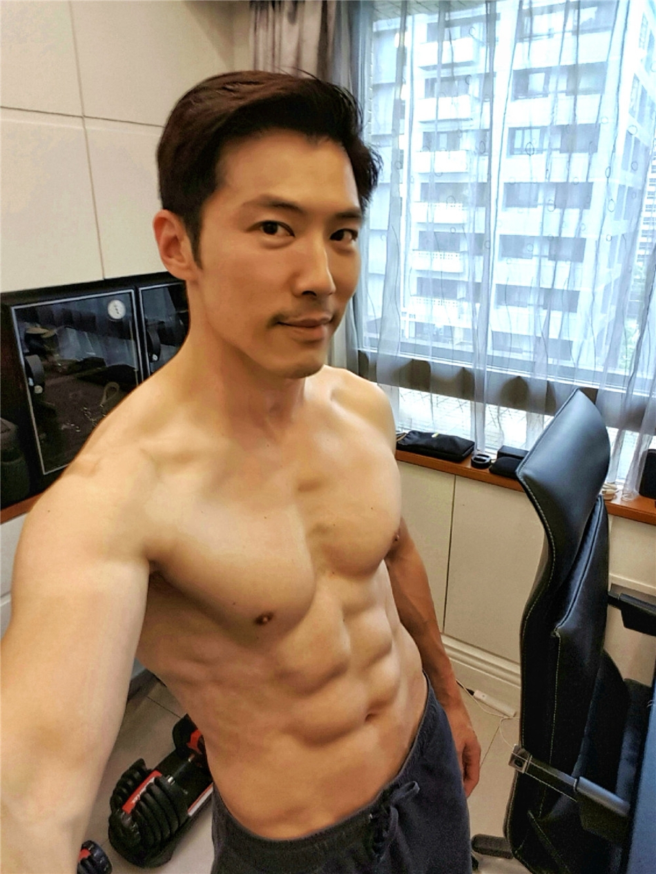 组图:黄少祺露腹肌展完美身材 荷尔蒙爆棚网友求嫁