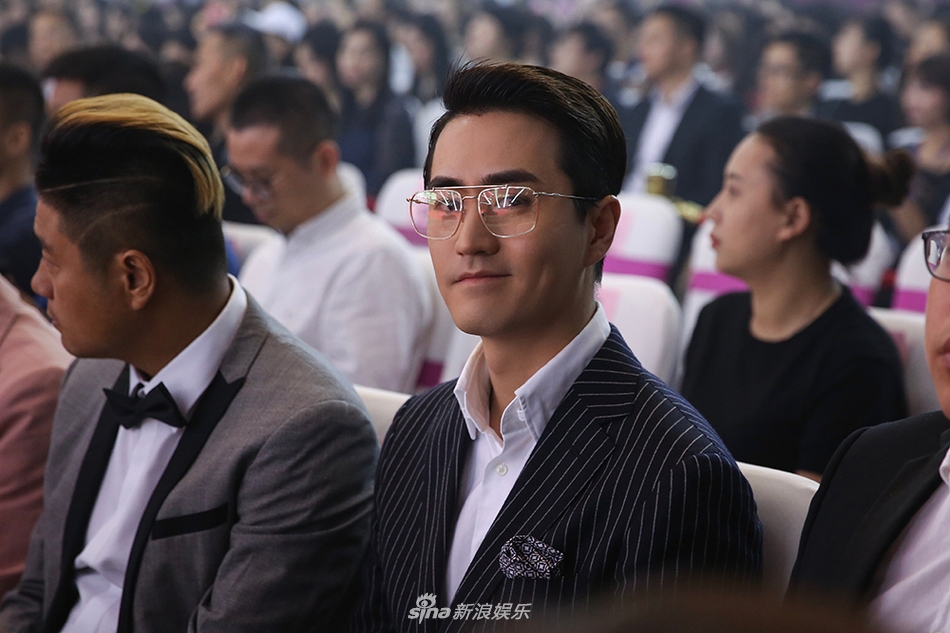 组图:杨玏绅士范儿亮相活动 机智回应提问显高情商