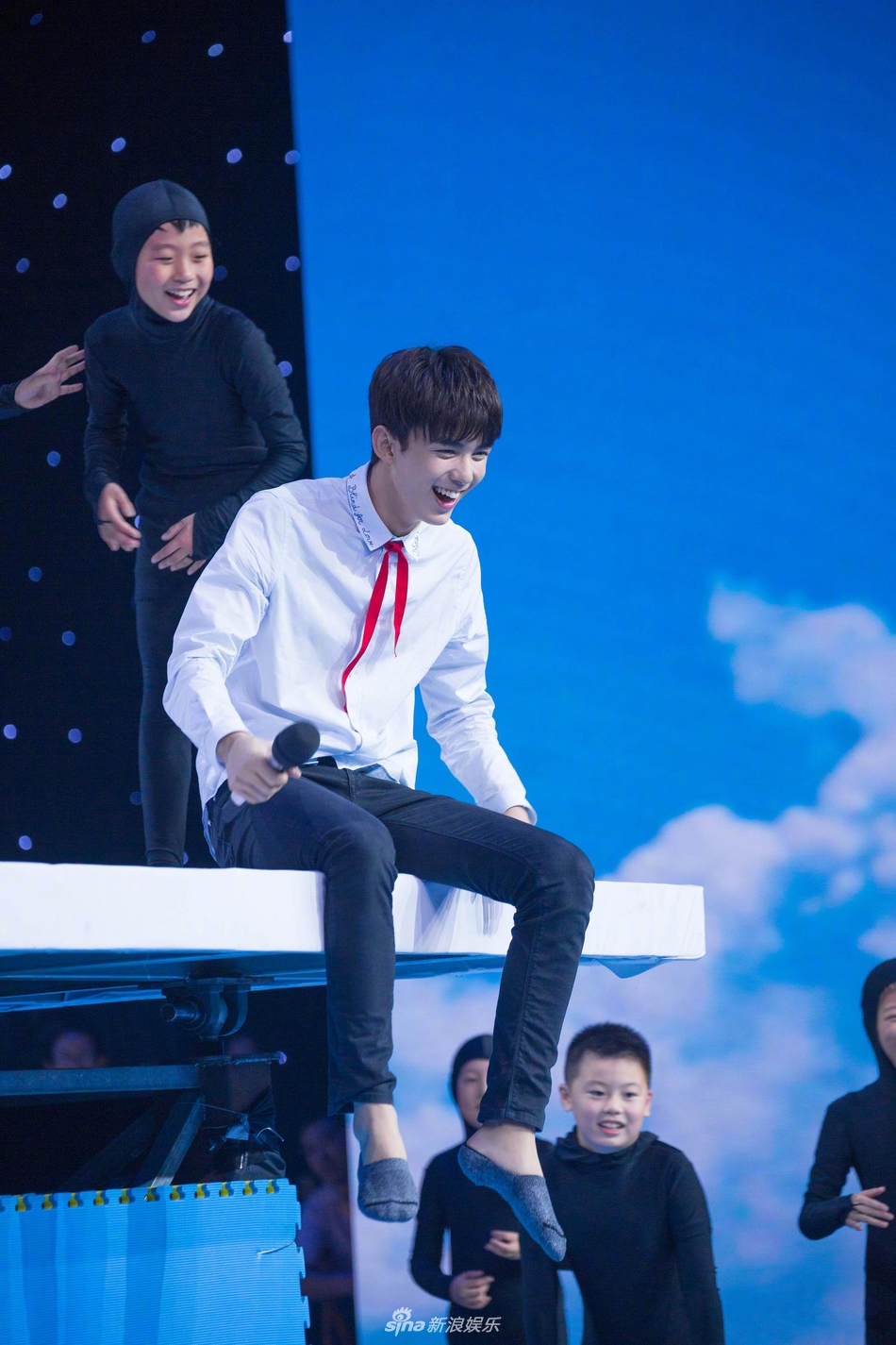 组图:吴磊登台演唱助力开学 粉丝力挺:学长开口跪