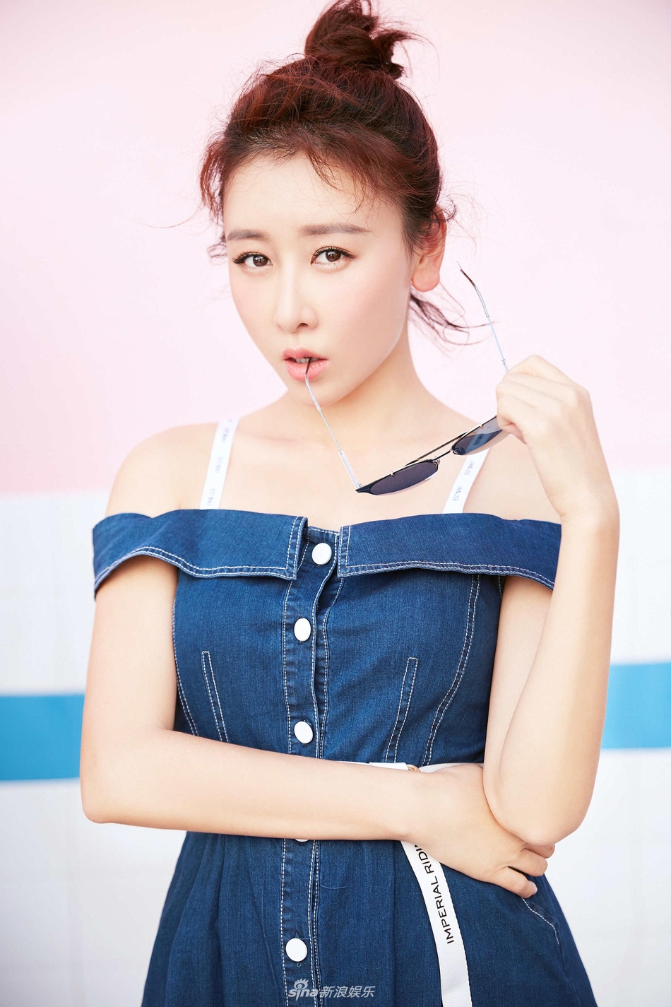 组图:毛俊杰牛仔裙露香肩 时尚清新尽显女人味儿_高清图集_新浪网