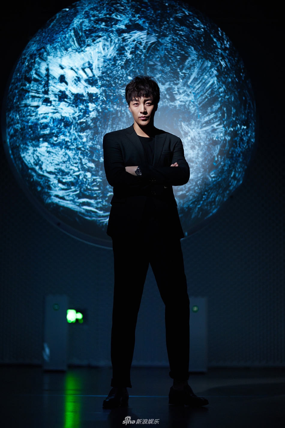 杨金承曝光未来感写真 化身超时空战士打破次元壁