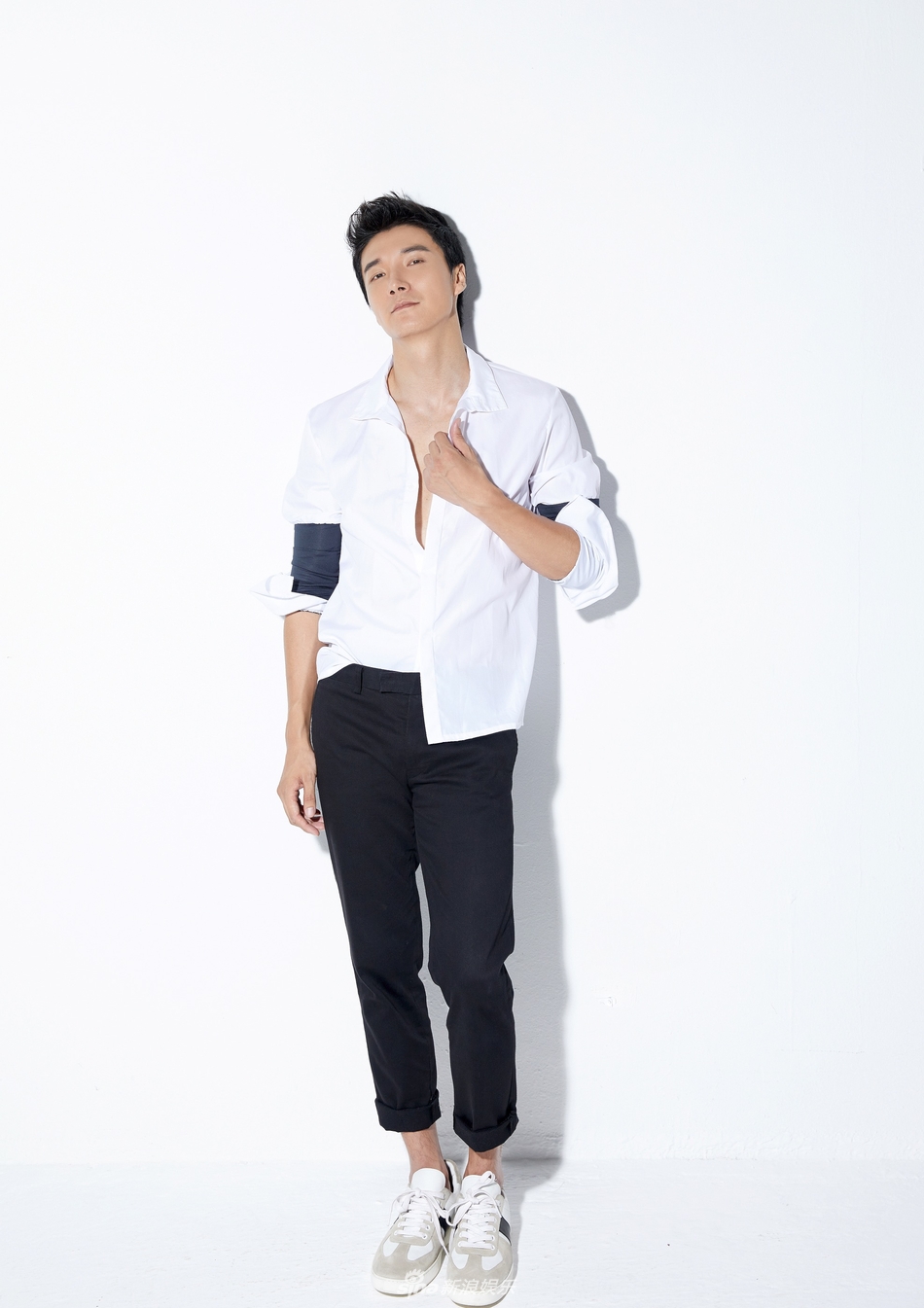 组图:李泰写真黑白格调 简约而不失性感