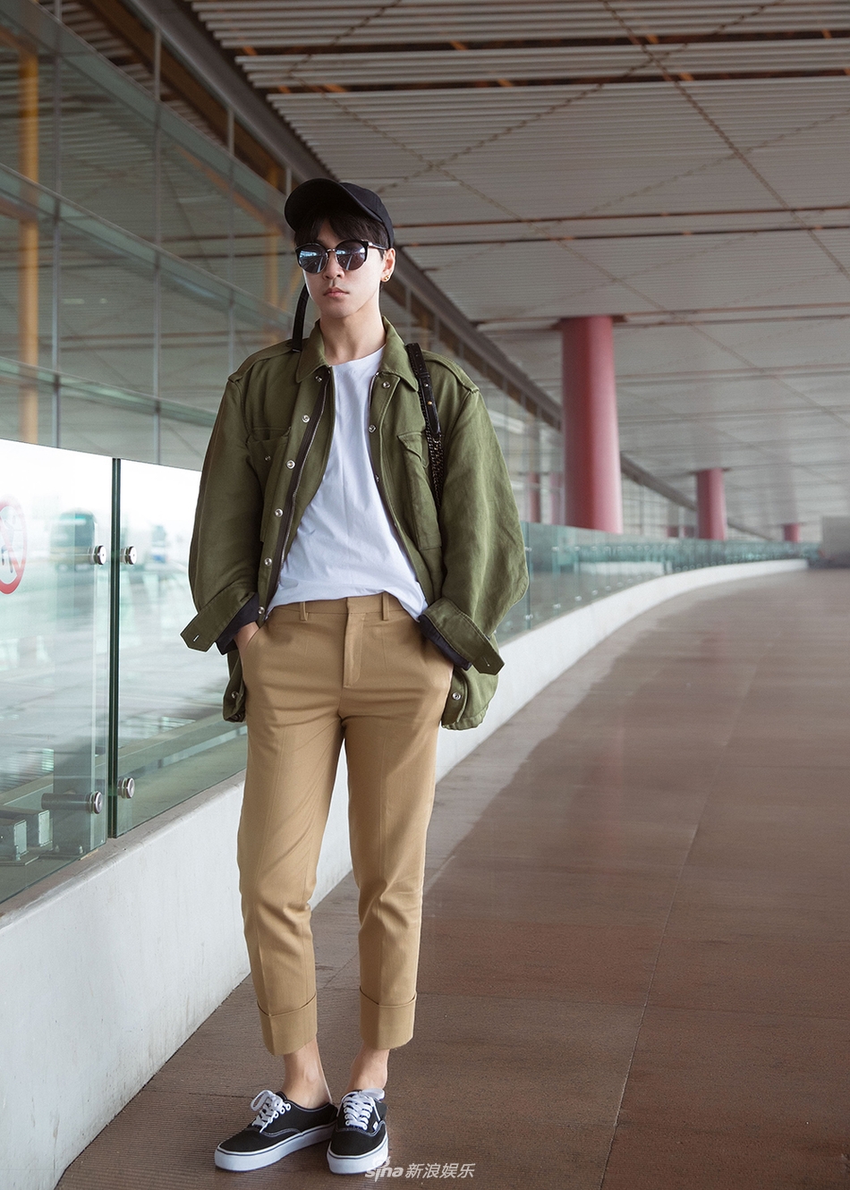 组图:韩火火出发纽约时装周 机场look玩转初秋最时尚