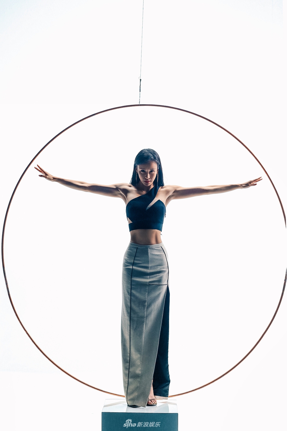 母其弥雅霸气御姐范儿展示高能瑜伽_高清图集_新浪网