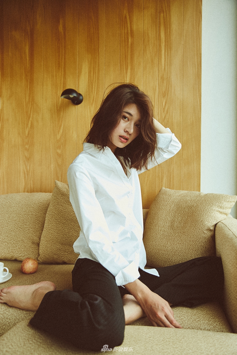 组图:居家小女人!蒋菲菲白衬衫写真笑容明媚