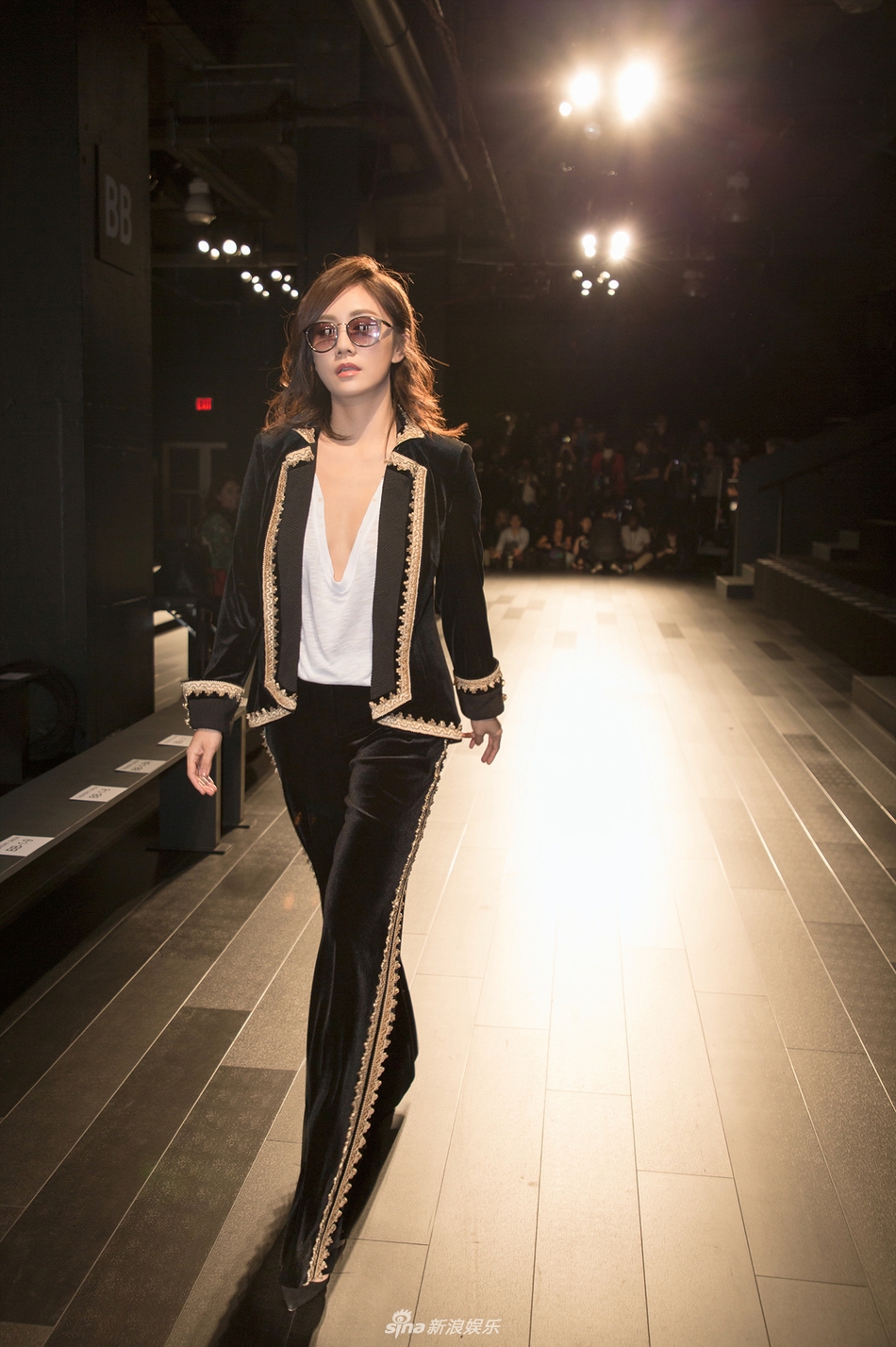 组图:刘芸亮相纽约时装周 西装墨镜帅爆秀场