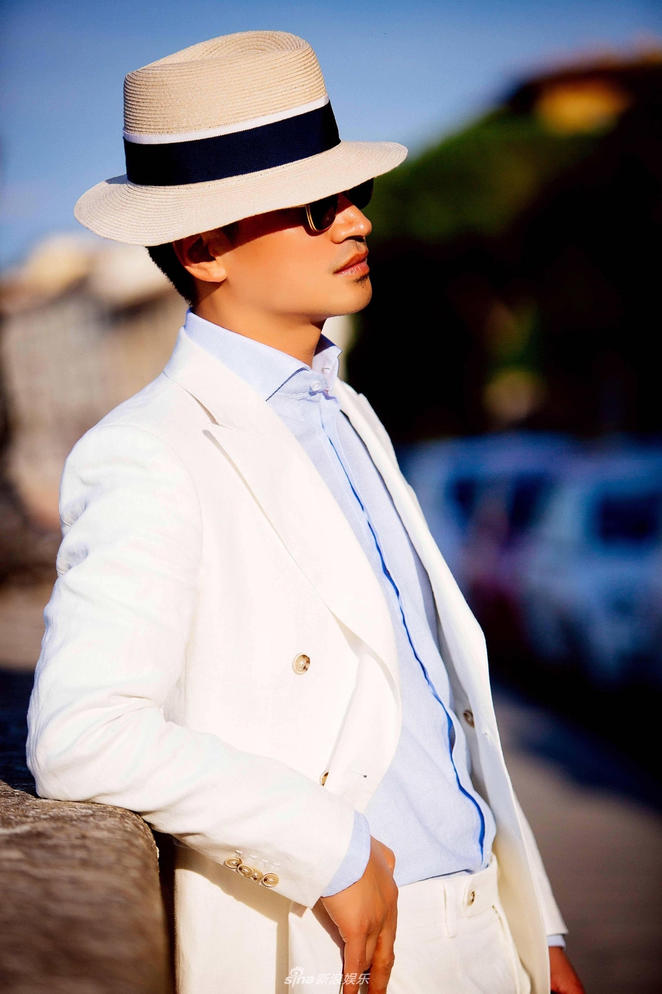 何晟铭曝全新写真 佛罗伦萨街头演绎时髦绅士