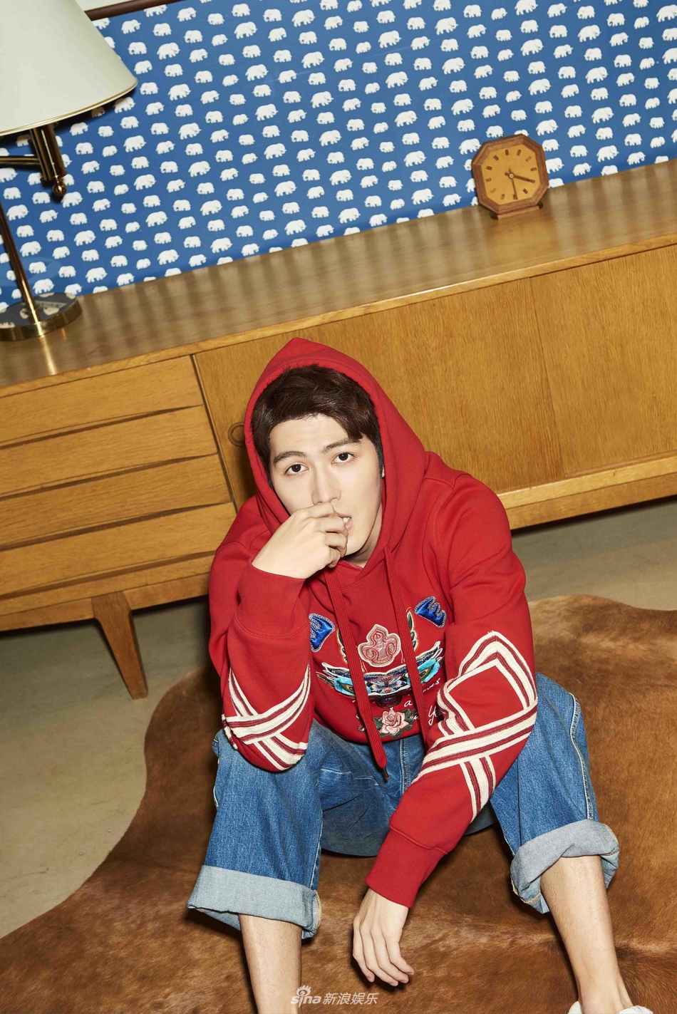 陈学冬登杂志9月刊封面 红绿撞色搭配演绎初秋时尚