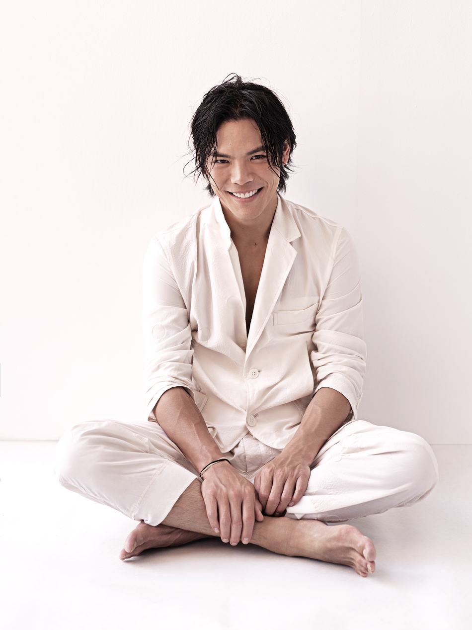 组图:率性魅力!向佐时尚大片上演黑白交锋