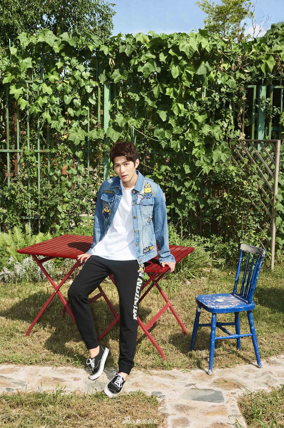 陈学冬登杂志9月刊封面 红绿撞色搭配演绎初秋时尚