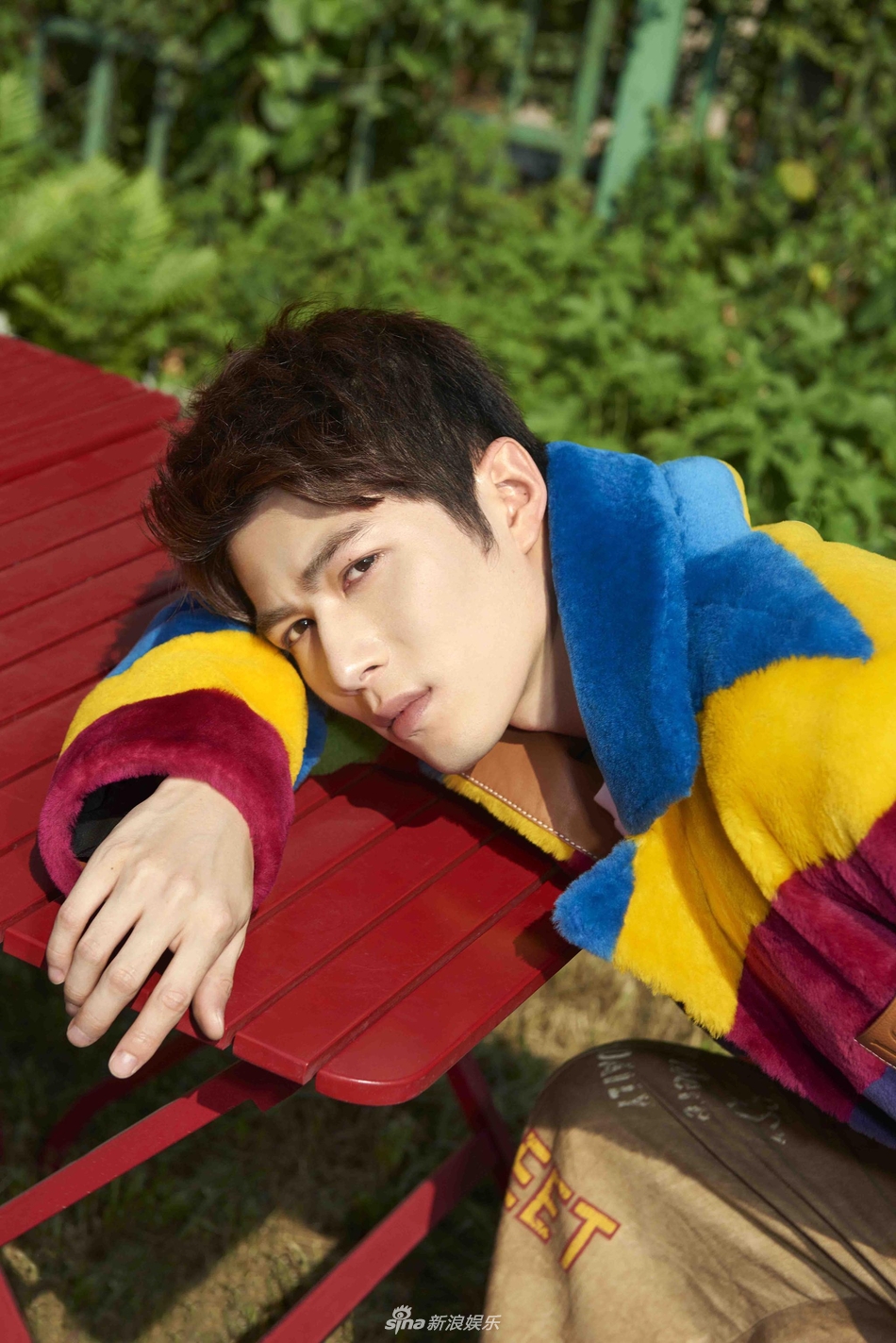 组图:陈学冬登杂志9月刊封面 红绿撞色搭配演绎初秋时尚