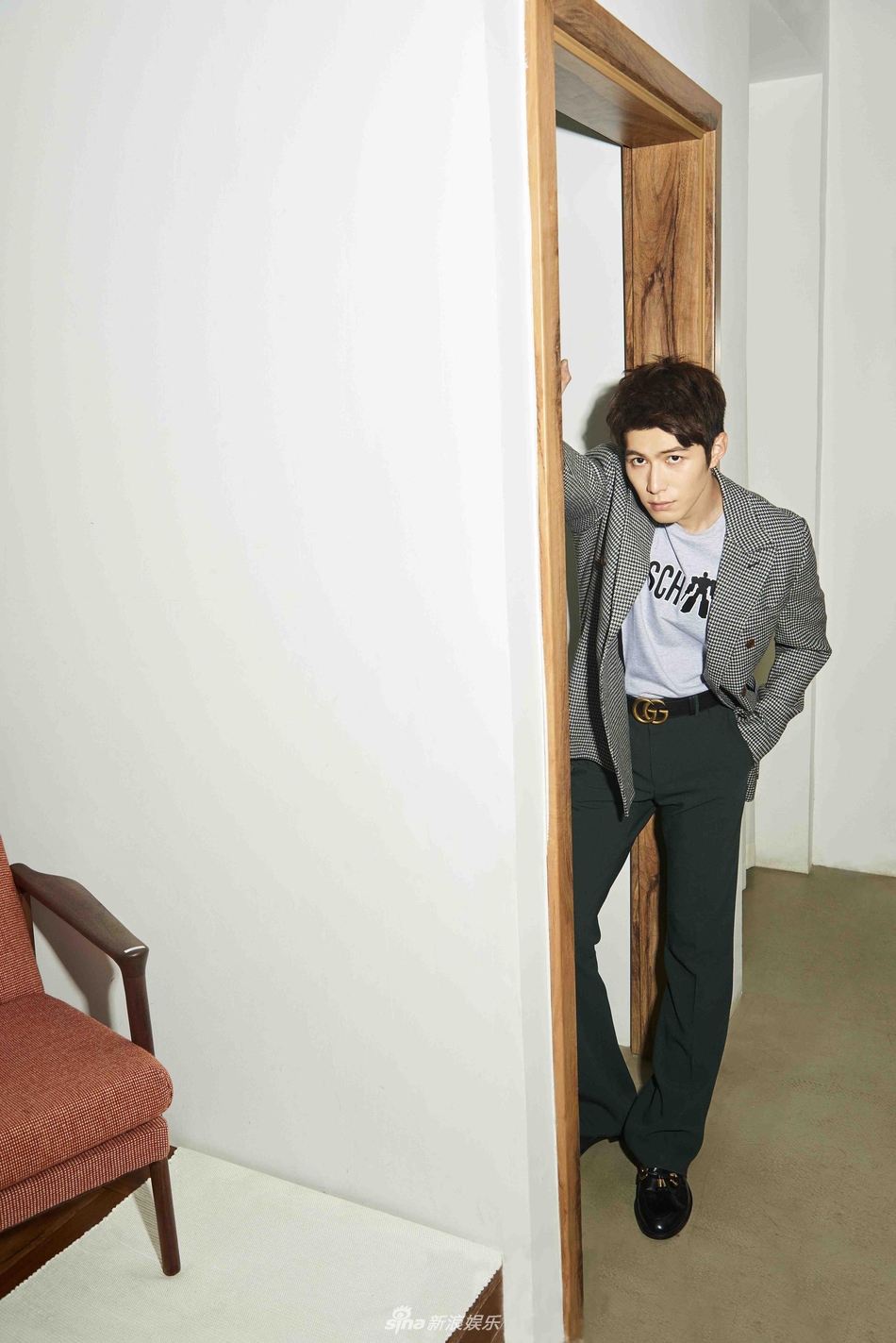 陈学冬登杂志9月刊封面 红绿撞色搭配演绎初秋时尚