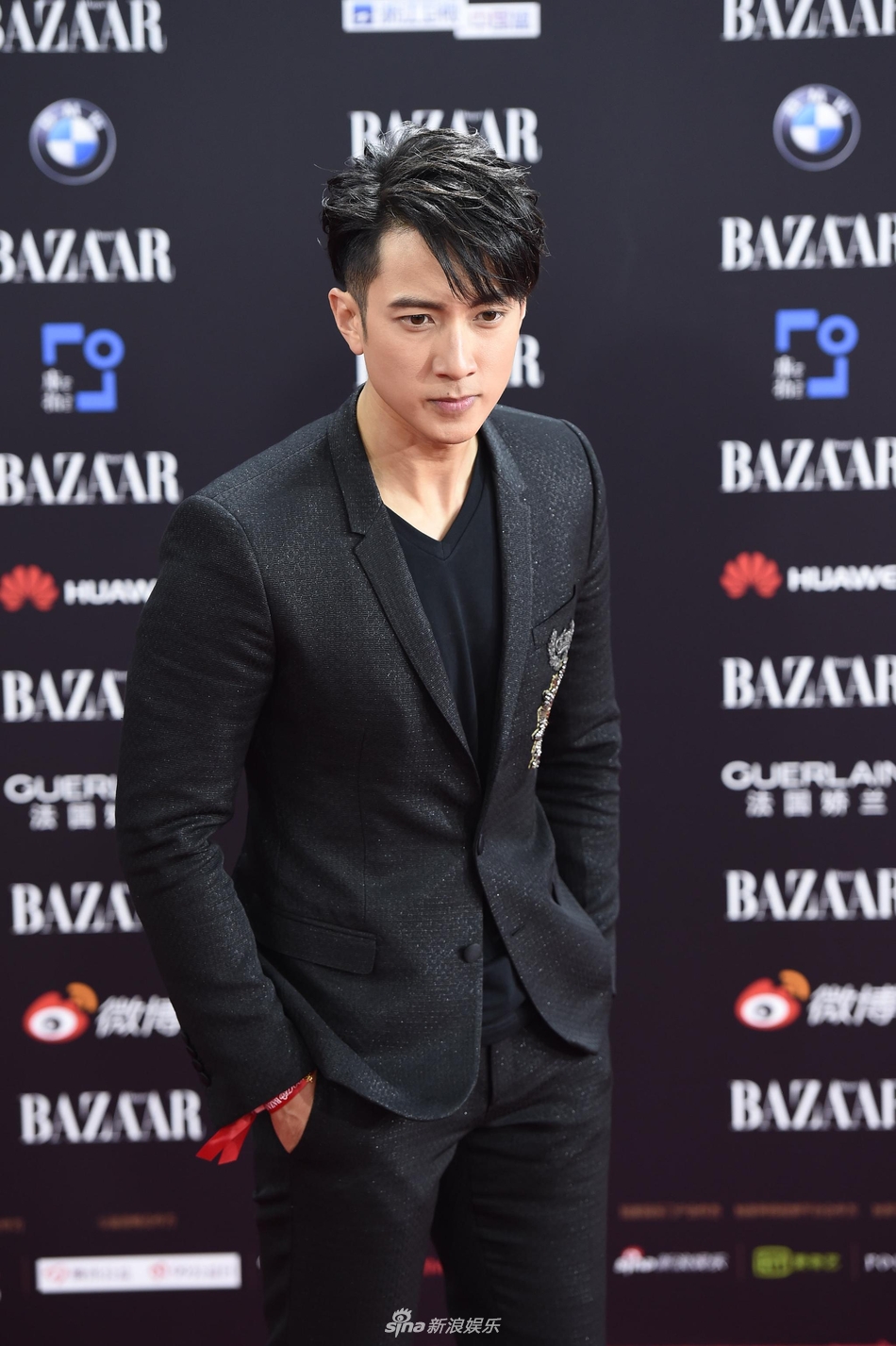 知名演员吴尊一身帅气西装现身红毯.